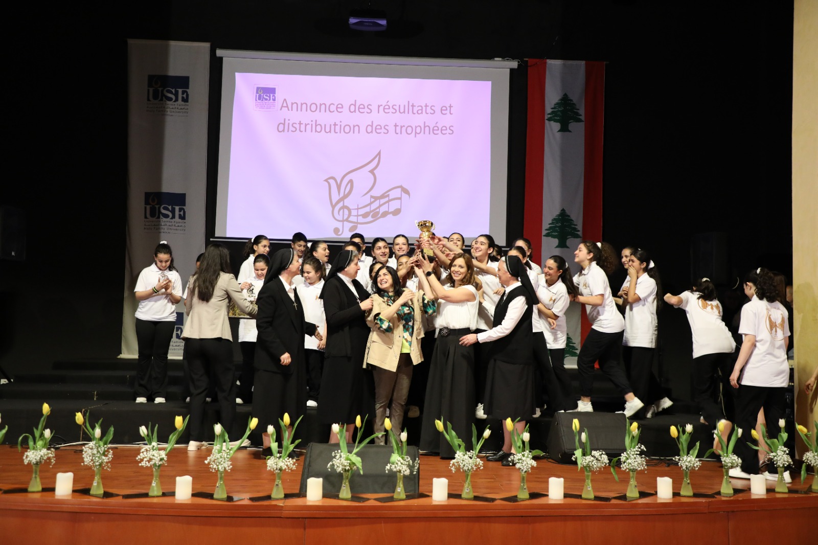 طلاب مدارس العائلة المقدسة “غنوا الرجاء” في جامعة العائلة المقدسة