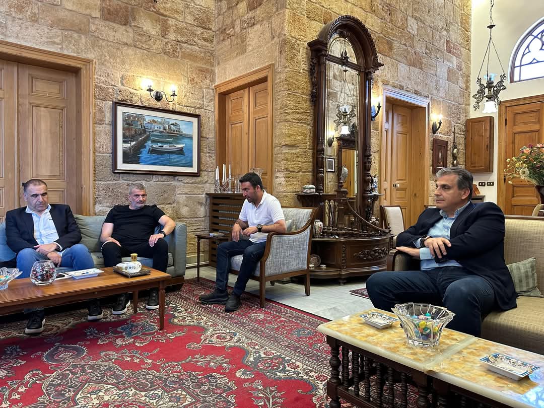 إستقبل رئيس التيار الوطني الحر النائب جبران باسيل رئيس بلدية قرطبا فادي مارتينوس في دارته في البترون.