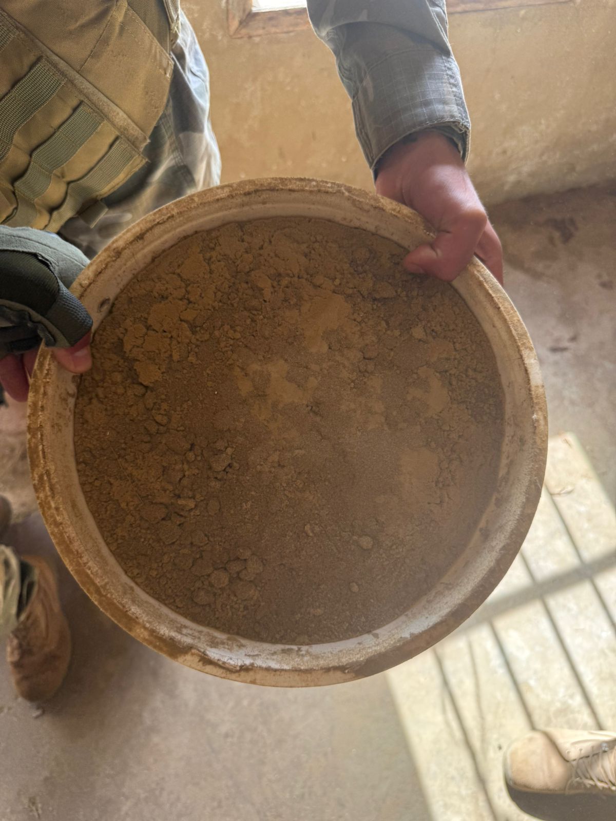 “الريجي” اكتشفت عمليات توضيب للحشيشة في مستودع داهمته بحثاً عن مصنوعات تبغية مهرّبة