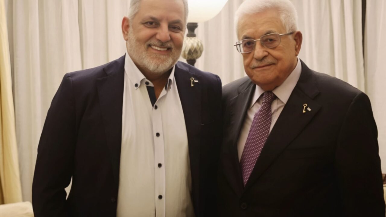 محمود عباس: “الدكتور وليد أبو دهن  فخر للأمة العربية”