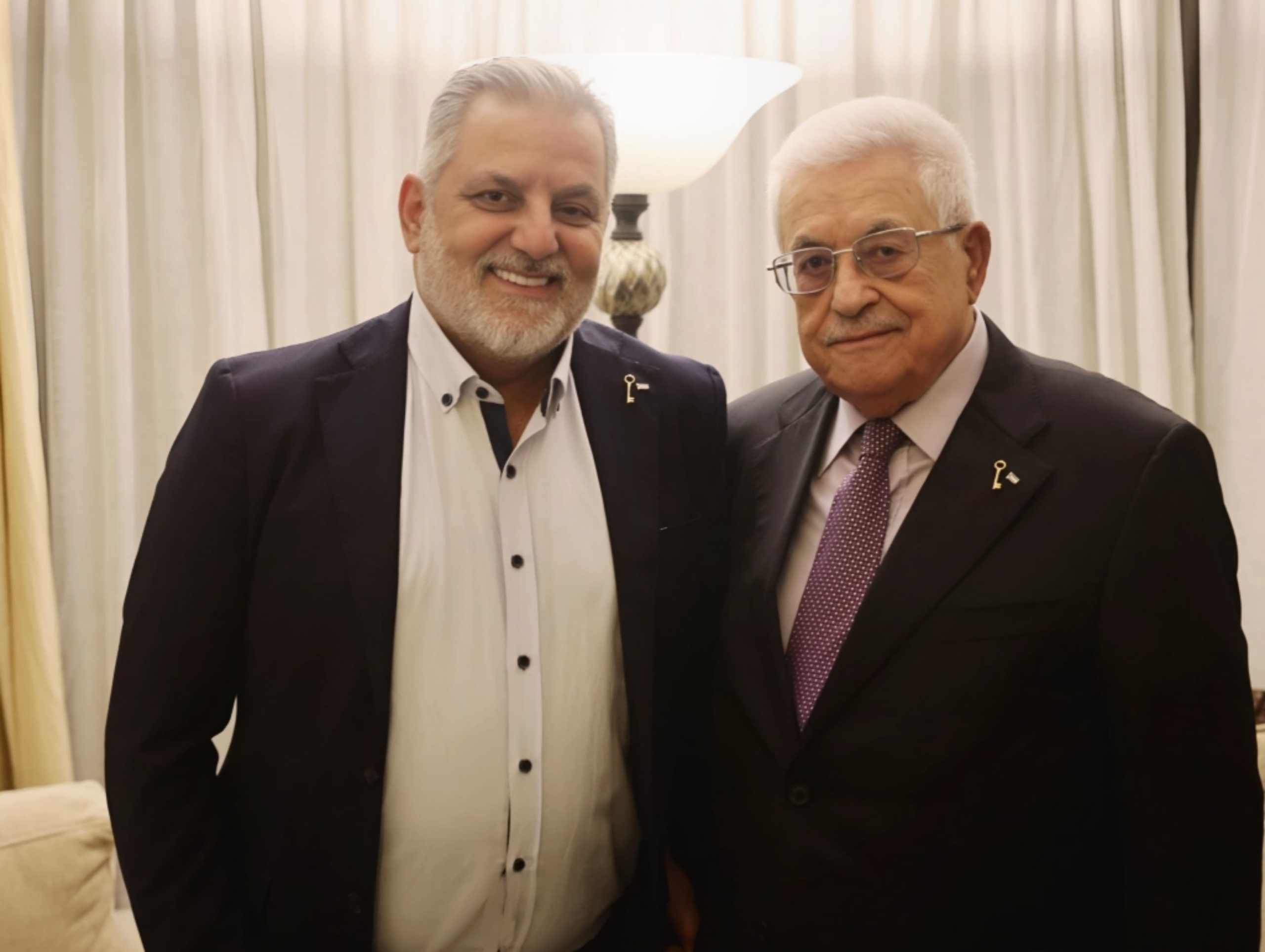 محمود عباس: “الدكتور وليد أبو دهن  فخر للأمة العربية”