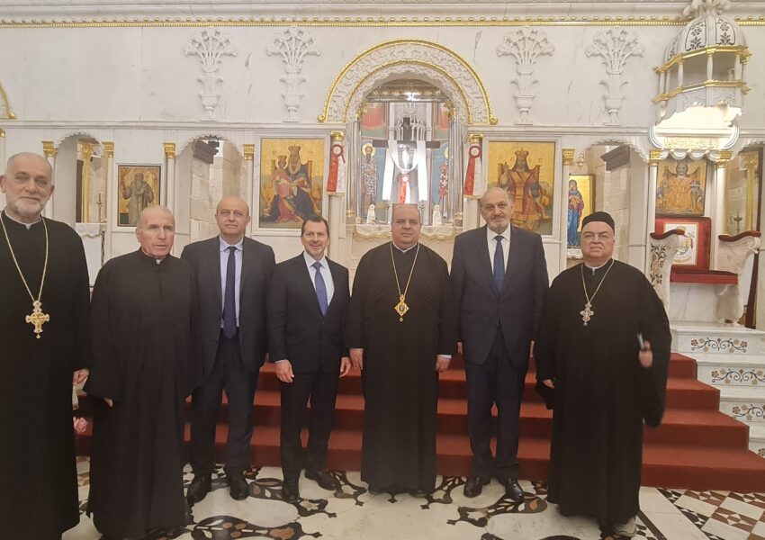 المطران إبراهيم عرض الأوضاع مع الوزير كمال شحادة