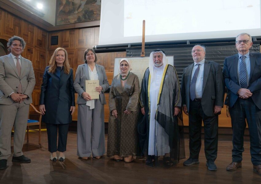 حاكم الشارقة يهدي جامعة القلب المقدس الكاثوليكية في ميلانو مخطوطاً تاريخياً نادراً وكتاب “مرسوم بابوي”