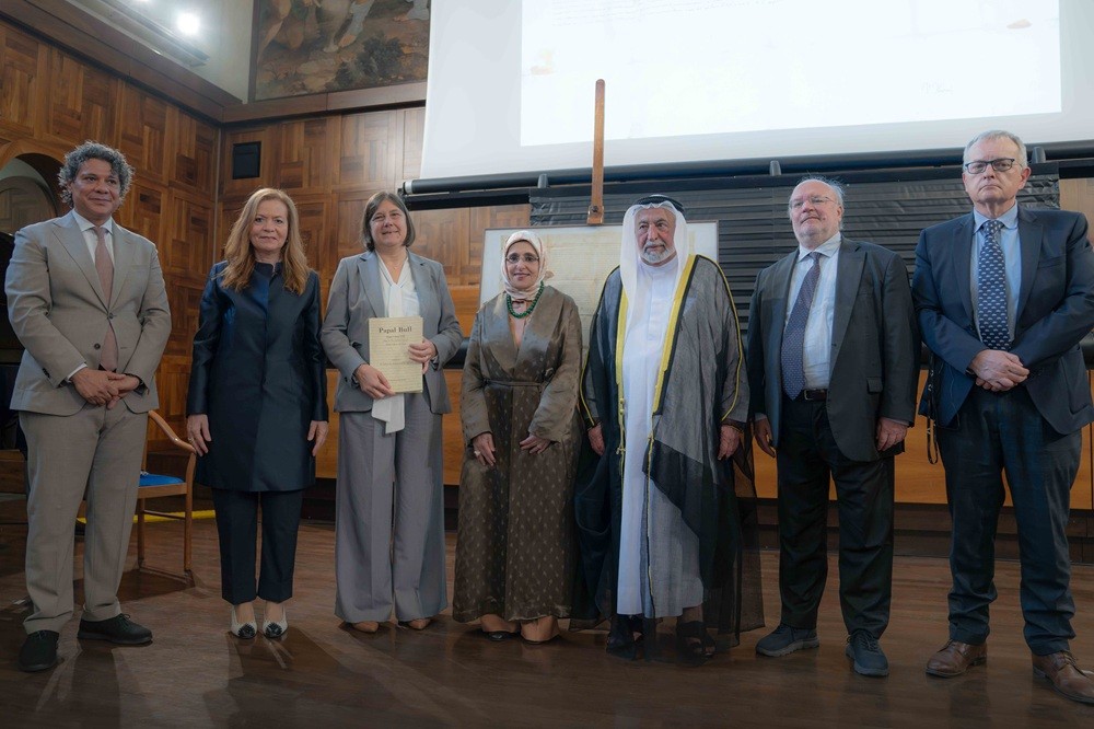 حاكم الشارقة يهدي جامعة القلب المقدس الكاثوليكية في ميلانو مخطوطاً تاريخياً نادراً وكتاب “مرسوم بابوي”