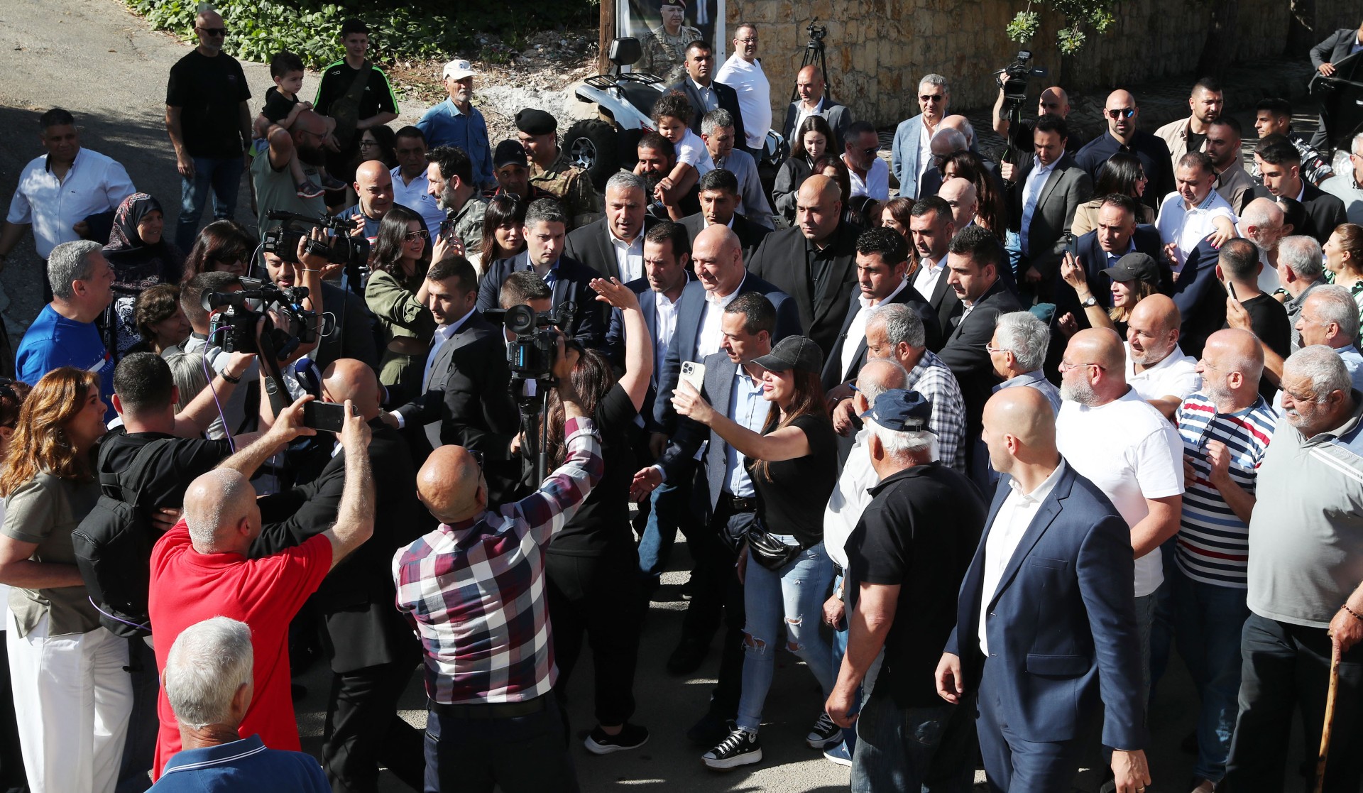 الرئيس عون زار محافظتي الجنوب والنبطية في المرحلة الأخيرة من الانتخابات البلدية والاختيارية واقترع في بلدة العيشية مسقط رأسه