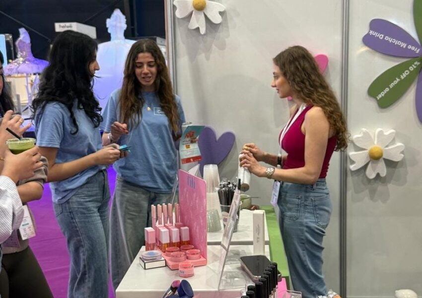 طلاب جامعة القديس يوسف يكتسبون خبرات ميدانية من خلال برنامج Comin Academy في منتدى الجمال والصحة النفسية