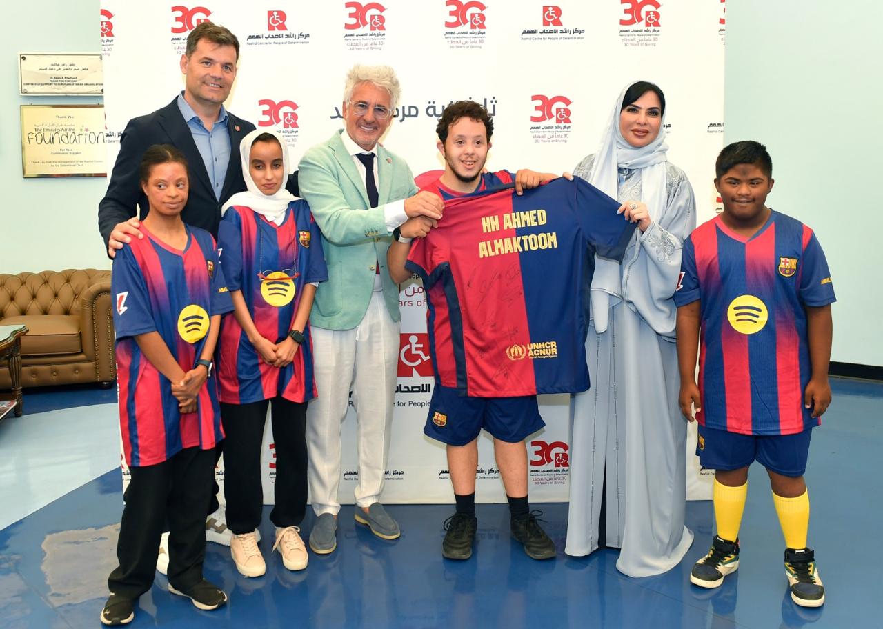 وفد رفيع من نادي برشلونة يزور مركز راشد لأصحاب الهمم ويشيد بخدماته المتميزة