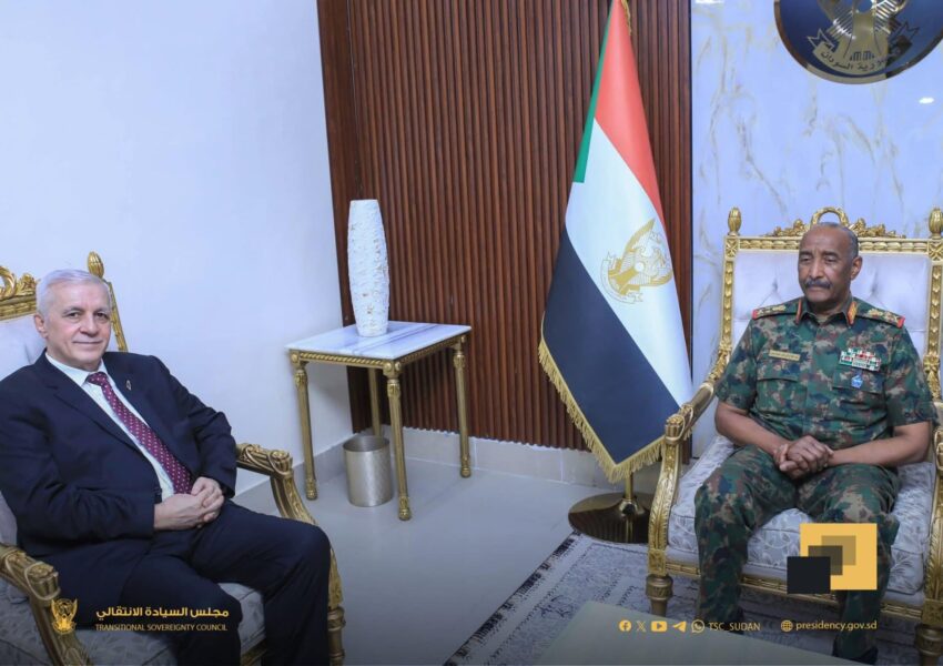 رئيس مجلس السيادة يلتقي السفير الفلسطيني بمناسبة إنتهاء فترة عمله بالسودان