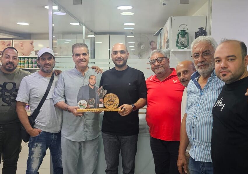 نادي الحرية يقدم درعًا تقديريًا للصيدلي عمر محمد مرجان