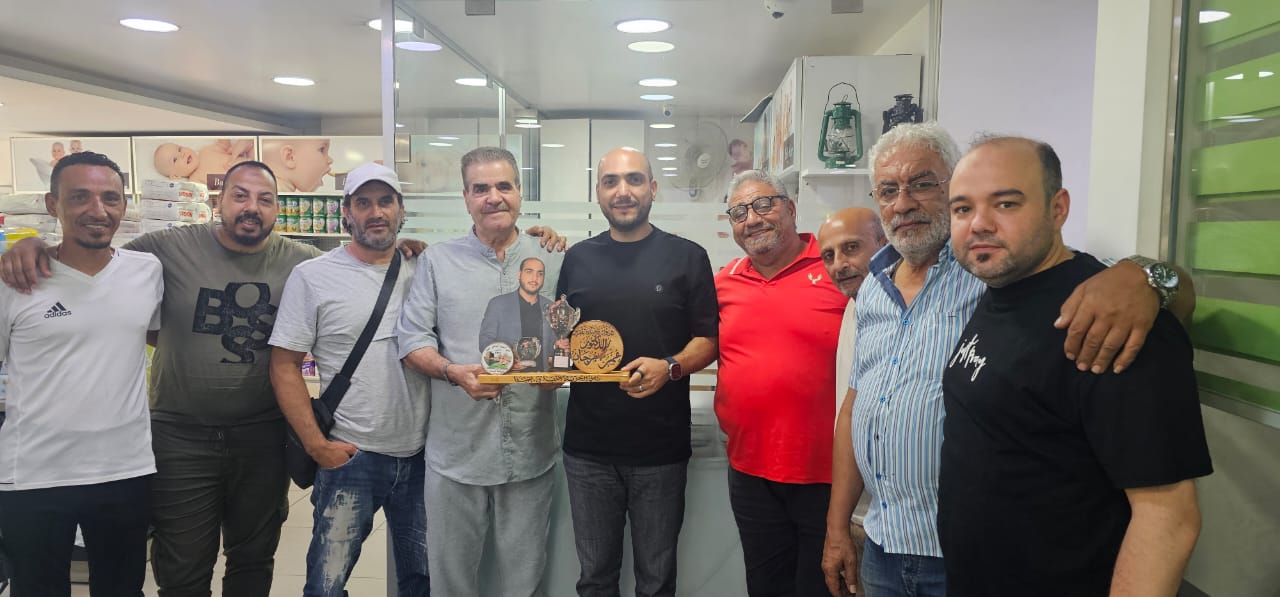 نادي الحرية يقدم درعًا تقديريًا للصيدلي عمر محمد مرجان